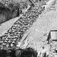 Bundesarchiv Bild 192-269, KZ Mauthausen, Häftlinge im Steinbruch Fotografie. Wikimedia Commons.jpg